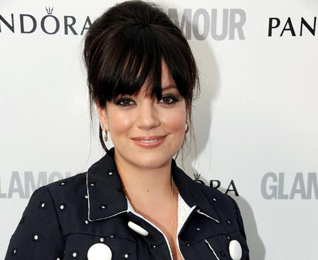 Pelo Twitter, Lily Allen detona gravadora