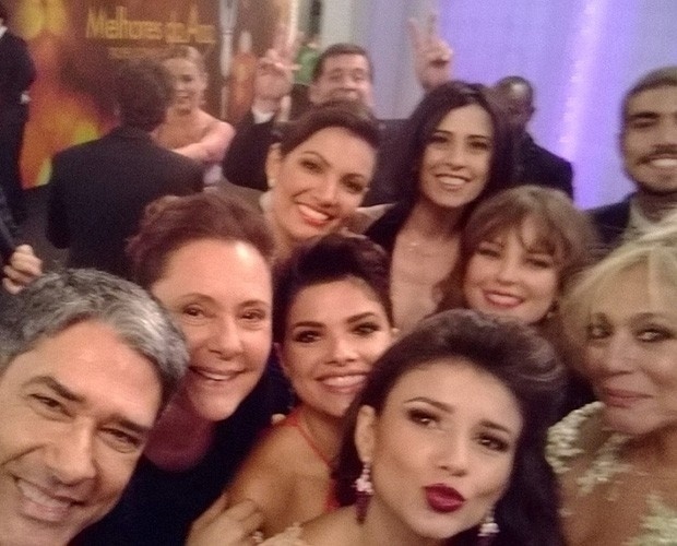 Famosos fazem foto 'selfie' durante premio 'Melhores do Ano'