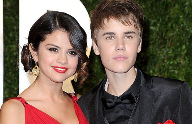 Selena Gomez e Justin Bieber são clicados juntinhos em restaurante