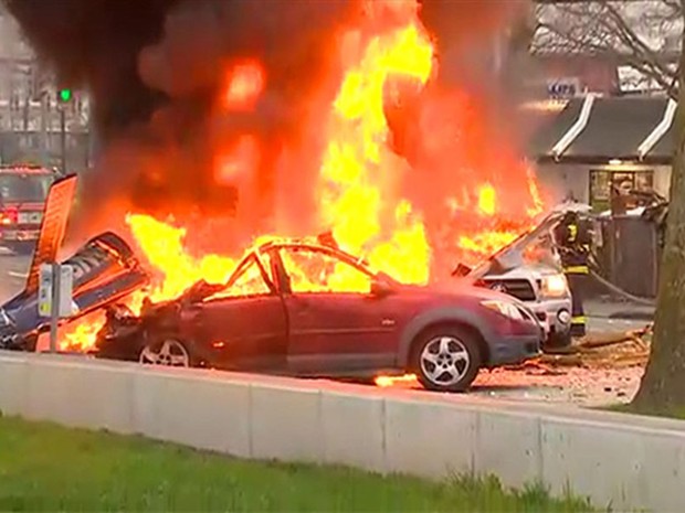 Duas pessoas morreram com a queda um helicóptero de uma afiliada da ABC News em Seattle (Foto: KOMO-TV/AP)