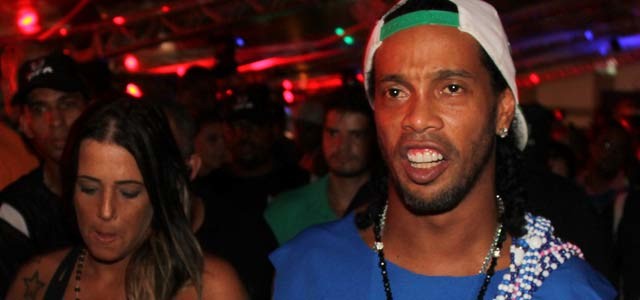 “Manda a multa que eu pago”, declara Ronaldinho para vizinho