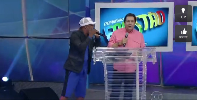 Faustão ignora cantor do ‘Lepo Lepo’ no palco do ‘Domingão’
