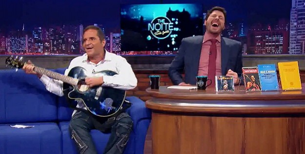 O humorista Rey Biannchi canta em entrevista a Danilo Gentili no The Noite, talk show do SBT