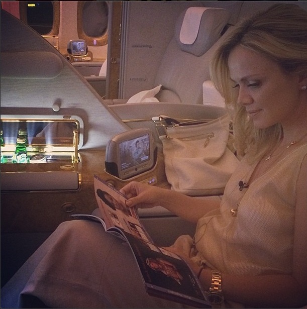 Eliana curte o luxo de Dubai e grava para o SBT