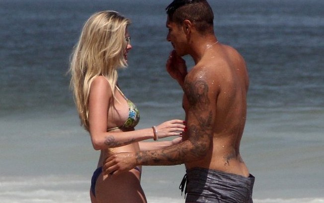 Namorada de Guerrero, Bárbara Evans é assediada por mídia peruana