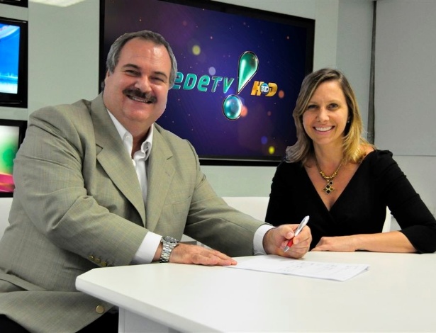gilberto-barros-assina-contrato-com-a-redetv-ao-lado-da-superintendente-da-emissora-monica-pimentel-29312-1333121745391_615x470-1