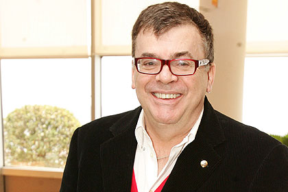 Walcyr Carrasco fica banguelo e divulga imagem em rede social; confira