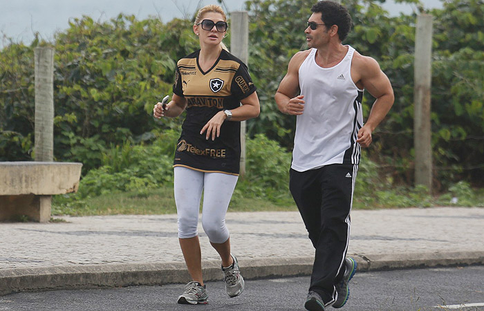 Sem mágoas: Antônia Fontenelle caminha com camisa do ex-namorado