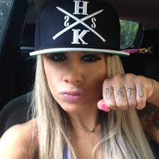 Ex-BBB Vanessa diz que foto com armas não era apologia