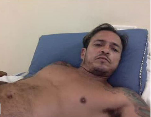 Ator da Globo se exibe pelado em site pornô