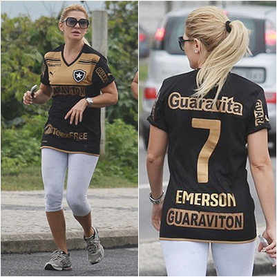 Antônia Fontenelle caminha pela orla da Barra da Tijuca