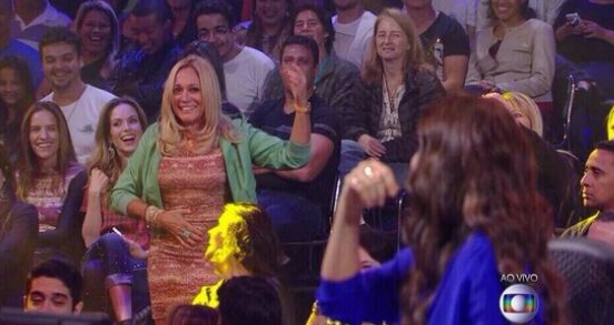 Susana Vieira tenta roubar microfone de apresentador do ‘Superstar’