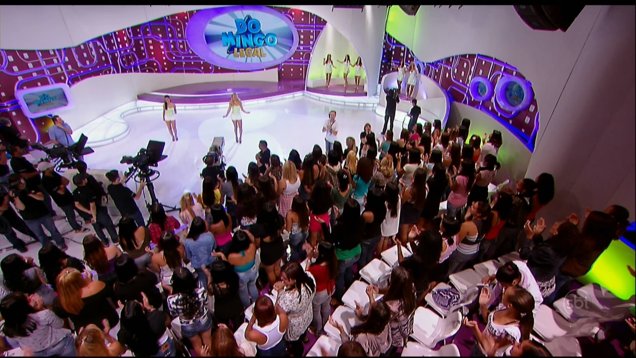 “Domingo Legal” - Um dos principais programas da casa e seu minúsculo cenário.