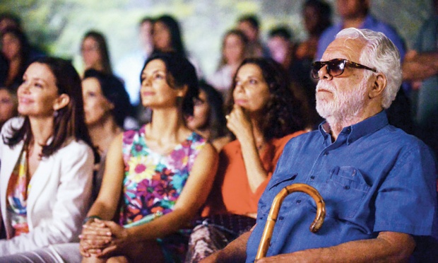 Elenco juntamente com o autor assistindo o capitulo de estreia .