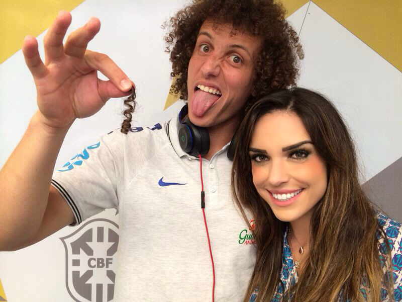 Juliana Franceschi foi até a Granja Comary ao encontro do primeiro padrinho, David Luiz.