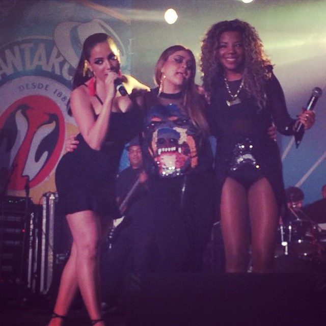 A cantora Anitta subiu no palco para cantar com a MC Ludimillah (Reprodução: Instagram)