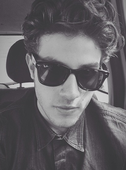 Chay Suede é sucesso nas redes sociais mesmo sem barba