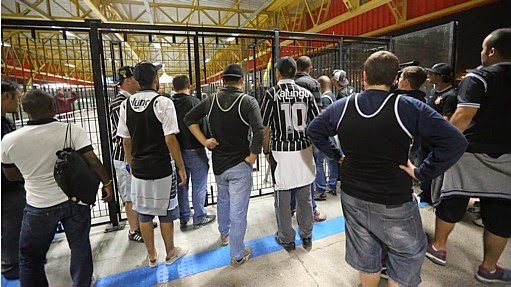 (Torcedores corintianos não conseguiram entrar na estação do metrô depois do jogo de quarta-feira às dez da noite no dia 23 do último mês).