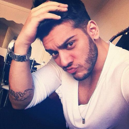 Lucas Lucco chega acompanhado em cinema