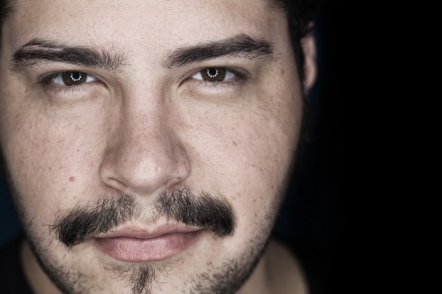 Tiago Abravanel interpreta 27 personagens no videoclipe ‘Eclético’