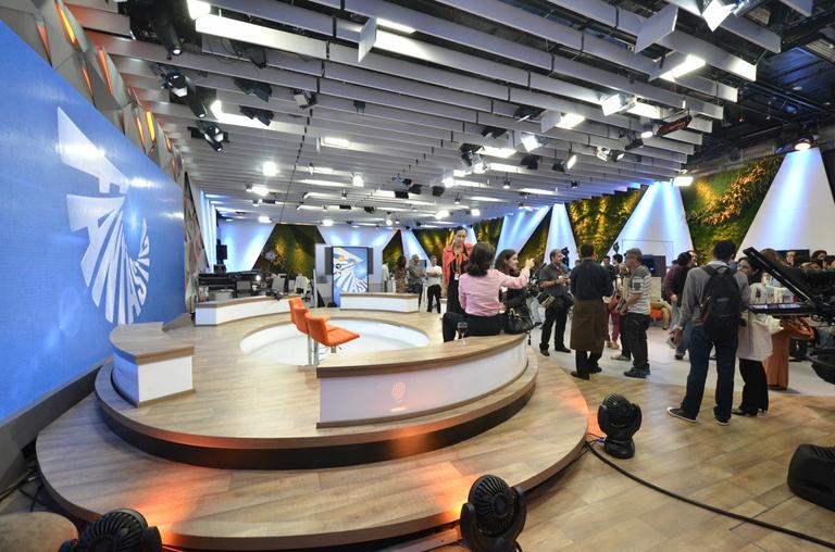 (Estúdio do novo “Fantástico”, pensado para os novos quadros e a nova tecnologia adotada no programa).