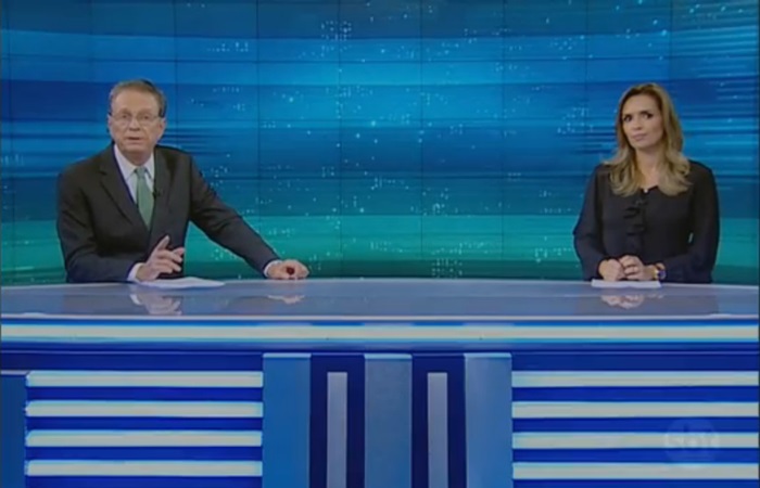 Ao lado de Hermno Henning, Karyn apresenta o Jornal do SBT.
