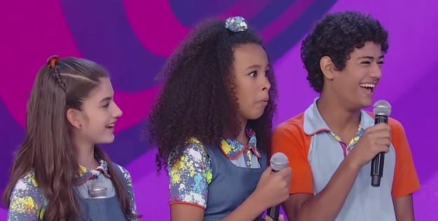 Atriz Julia Olliver se espanta com comentário de Silvio Santos sobre seu cabelo no Teleton.