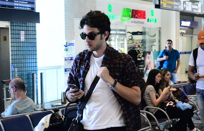Chay Suede desfila em aeroporto carioca