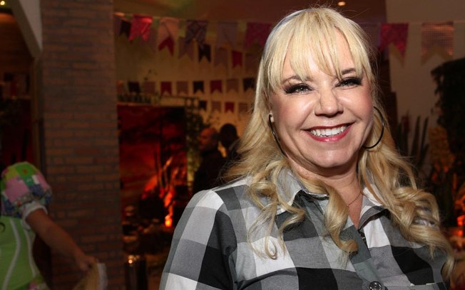 Flor é presença confirmada aos domingos no Jogo das Três Pistas no "Programa Silvio Santos" do SBT (Foto: Reprodução)