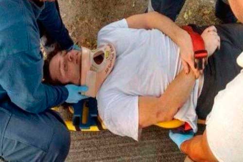 Christopher Uckermann sendo imobilizado pela equipe médica após atropelamento.