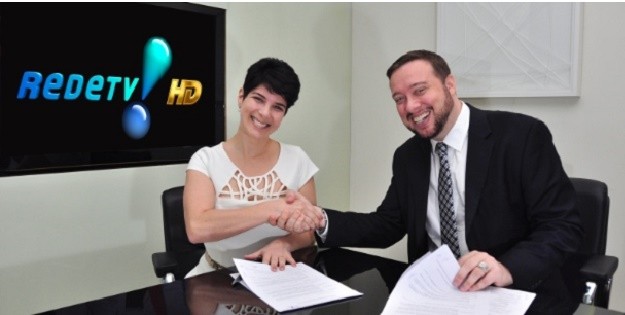 Mariana Godoy posa para foto ao lado de Franz Vacek, diretor de jornalismo, após assinar com a RedeTV!