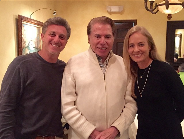 Luciano Huck e Angélica publicam selfie e tietam Silvio Santos durante jantar