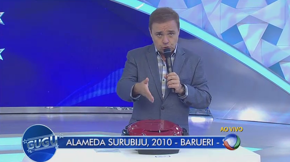 Gugu conversa com o público de casa; nota de R$ 5 valia prêmio e a pessoa ia até a sede da GGP.