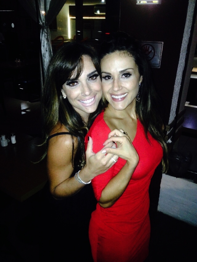 Juliana Franceschi e Nadja Haddad comemoram juntas a vitória de Anderson Silva