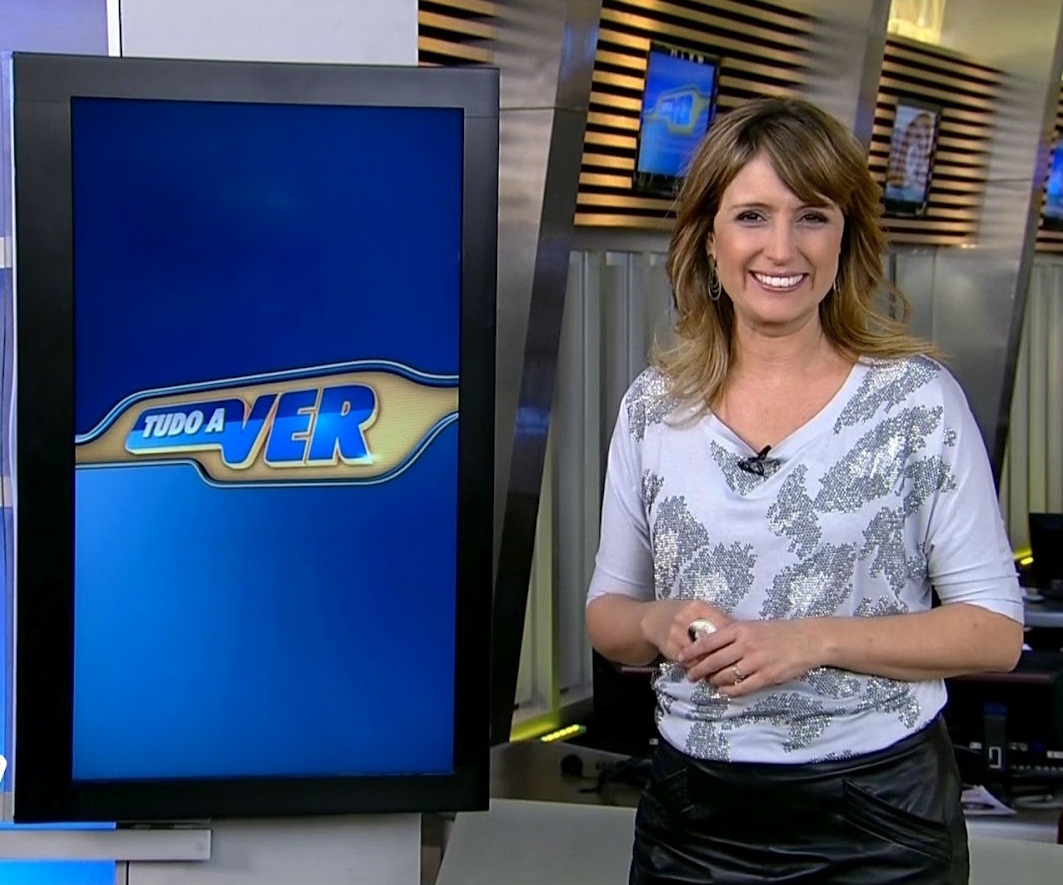 Tina Roma chora ao vivo ao se despedir de fãs e ouvintes do Brasil