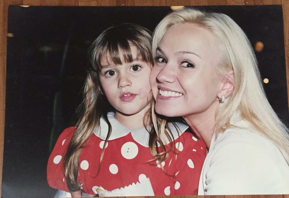 Eliana desejou boa sorte para Xuxa na Rede Record (Reprodução: Facebook)