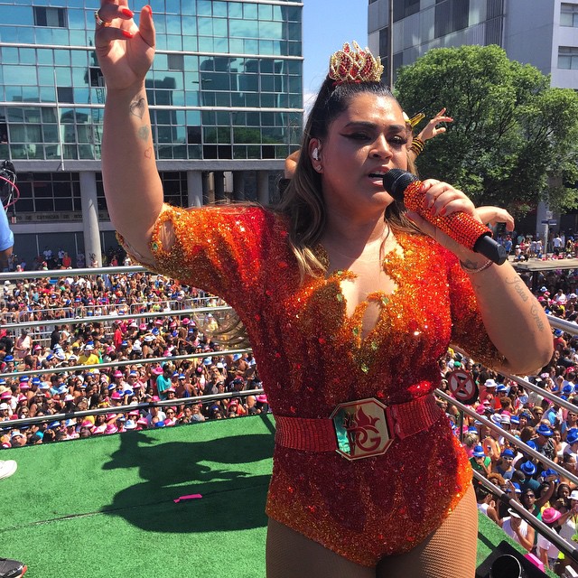 Preta Gil recebe famosos em seu bloco de carnaval