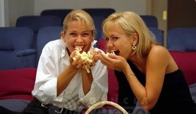 Eliana deseja boa sorte para Xuxa em rede social