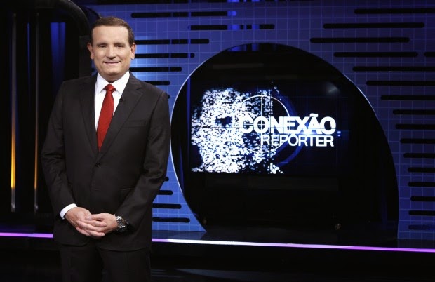 (Roberto Cabrini no novo cenário do "Conexão Repórter).