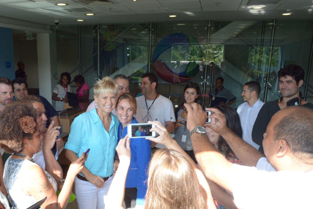 Xuxa tira fotos com funcionários da Record no Rio. (Reprodução: Folha de S. Paulo)