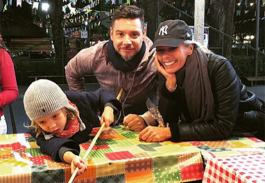 Adriane Galisteu baba pelo filho durante festa junina