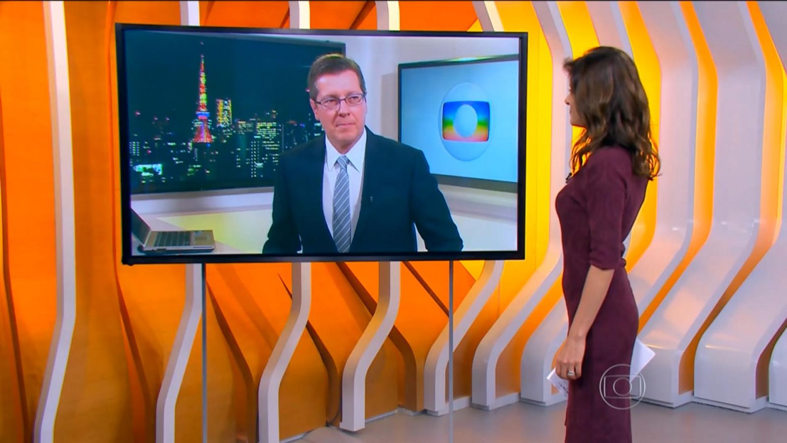 Monalisa conversa ao vivo com Marcio Gomes em Tóquio, durante a exibição do telejornal.