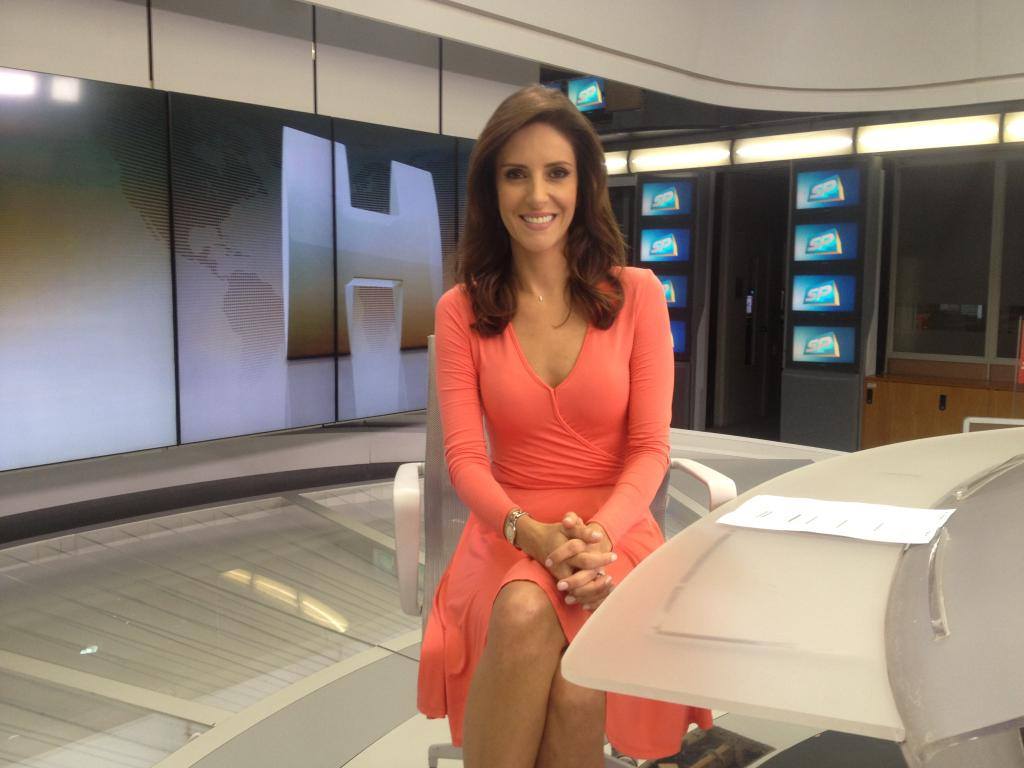 Monalisa na bancada do Jornal Hoje da Rede Globo.