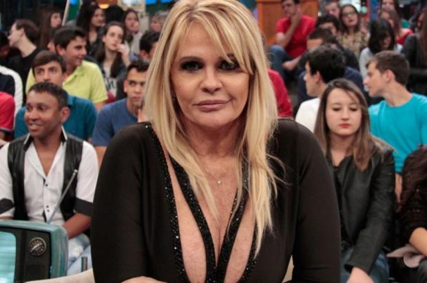 Monique Evans dispara contra a Globo e diz que foi “cortada” do “Altas Horas”