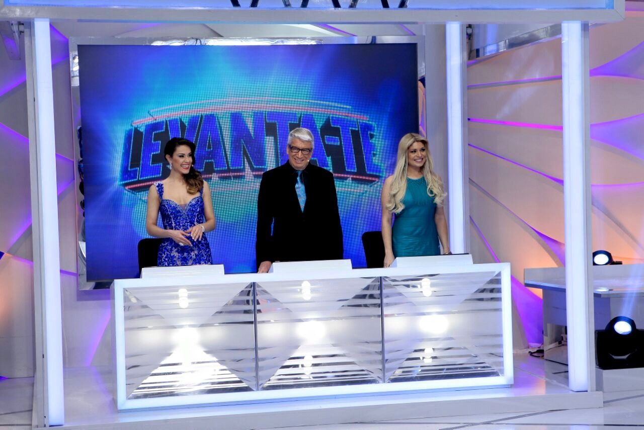 Nadja, Décio e Adriana como jurados / Candidatas do quadro “Levanta-te” (Crédito: Lourival Ribeiro/SBT)