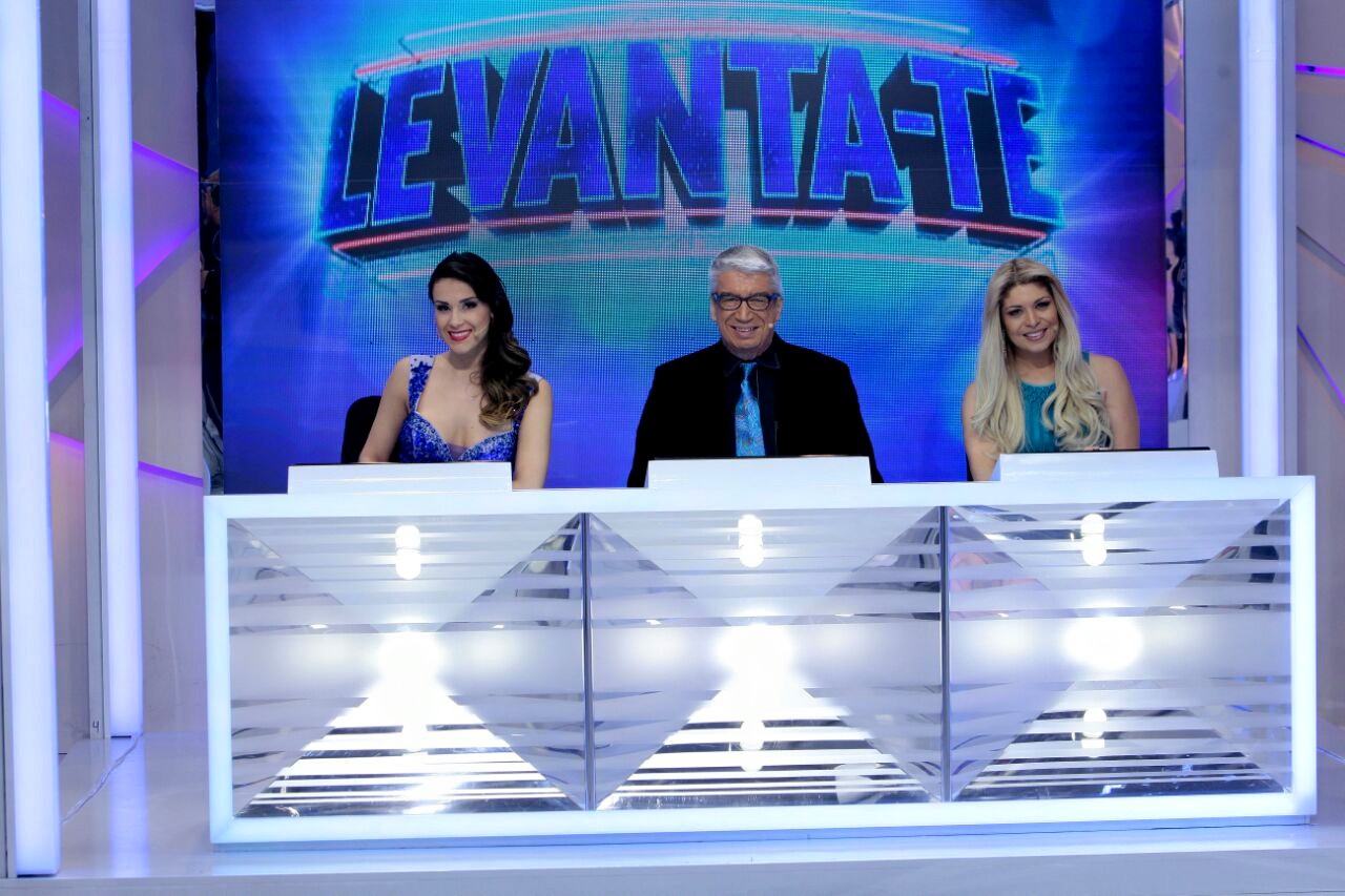 Nadja, Décio e Adriana como jurados / Candidatas do quadro “Levanta-te” (Crédito: Lourival Ribeiro/SBT)