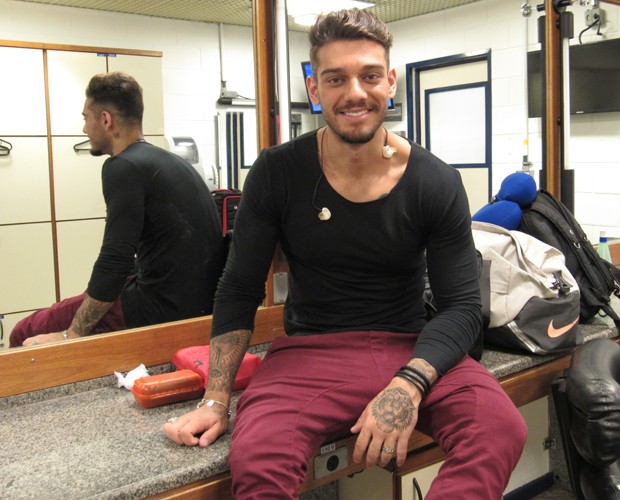 Lucas Lucco mostra e brinca com seu crachá da Globo