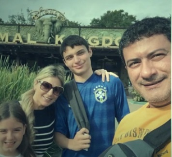 Tom Veiga faz foto com a esposa e os filhos