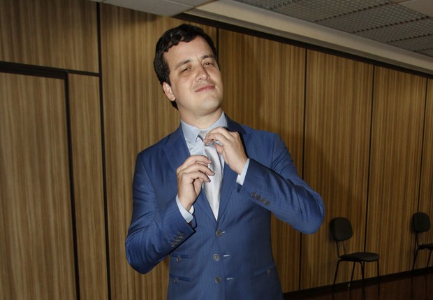 Rafael Cortez mostra cabeça enfaixada após levar chifrada