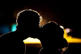 Em espetáculo no RJ, atores trocam beijos em público, sem medo de ‘paparazzis’